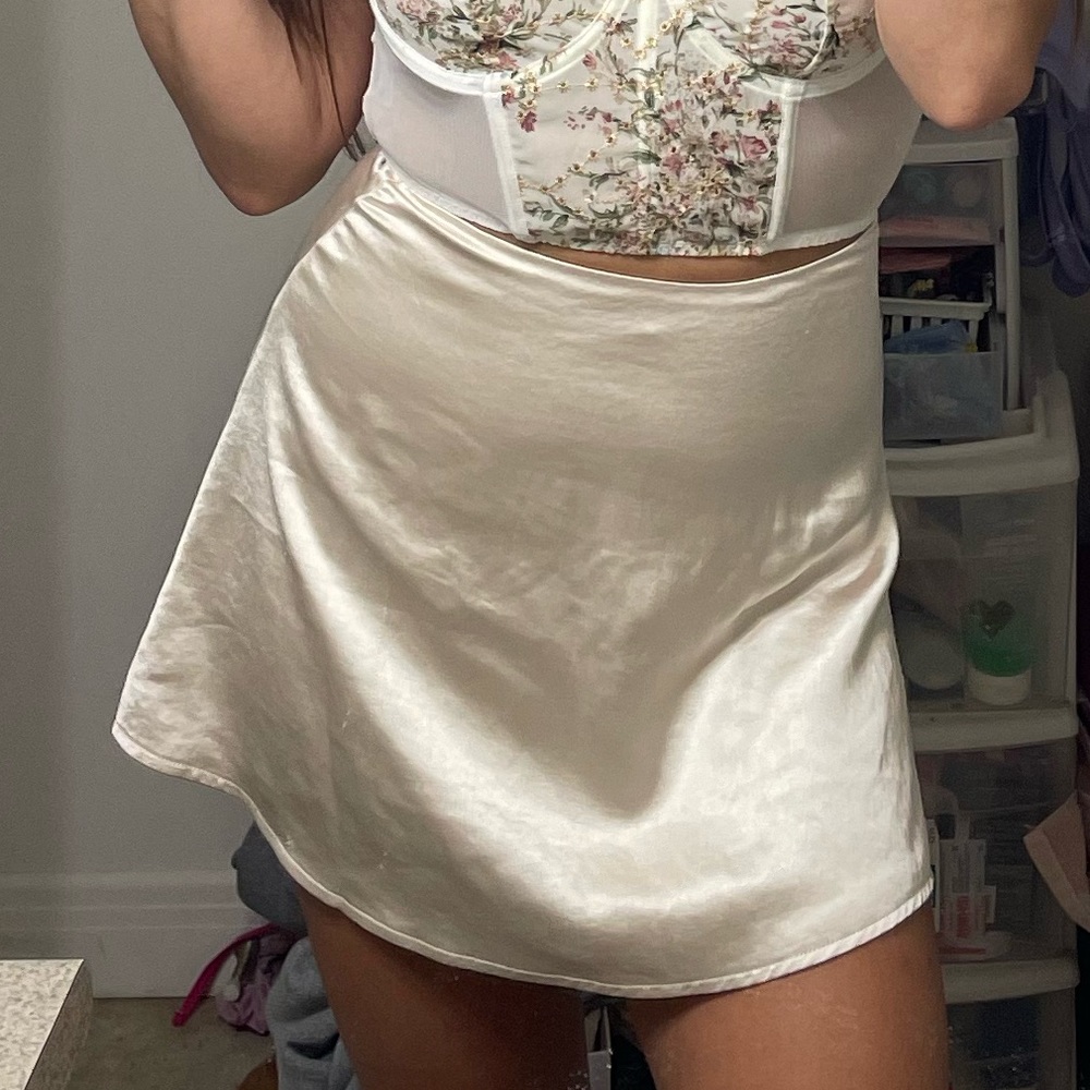 Short gold silky skirt
